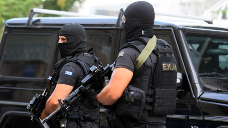 Αντιτρομοκρατική: 7 συλλήψεις για εμπρησμούς σε συναγωγή, ξενοδοχείο και κατάστημα στην Αθήνα