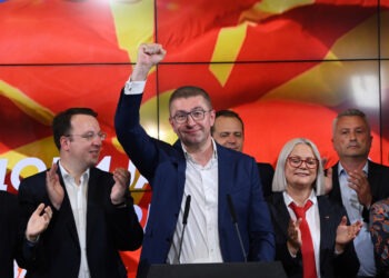 Απίστευτο: Εκλιπαρούμε τα Σκόπια να σεβαστούν τη Συμφωνία των Πρεσπών