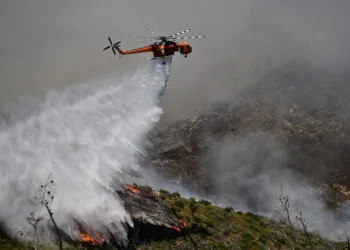 Απίστευτο :Πήραν με τις πέτρες Ελικόπτερο που έσβηνε τη φωτιά στη Κρήτη
