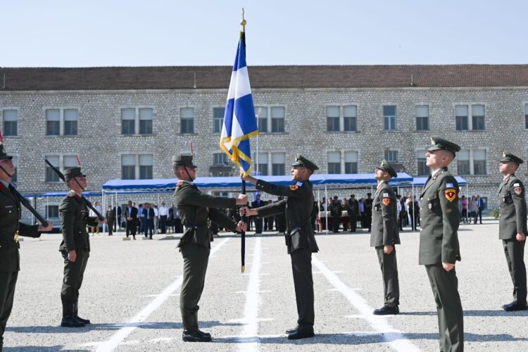 Απονομή πτυχίων από τον ΥΦΕΘΑ Κεφαλογιάννη στην Ορκωμοσία Μονίμων Λοχιών στη Σχολή Μονίμων Υπαξιωματικών
