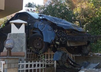 Αυτοκίνητο «προσγειώθηκε» σε αυλή σπιτιού