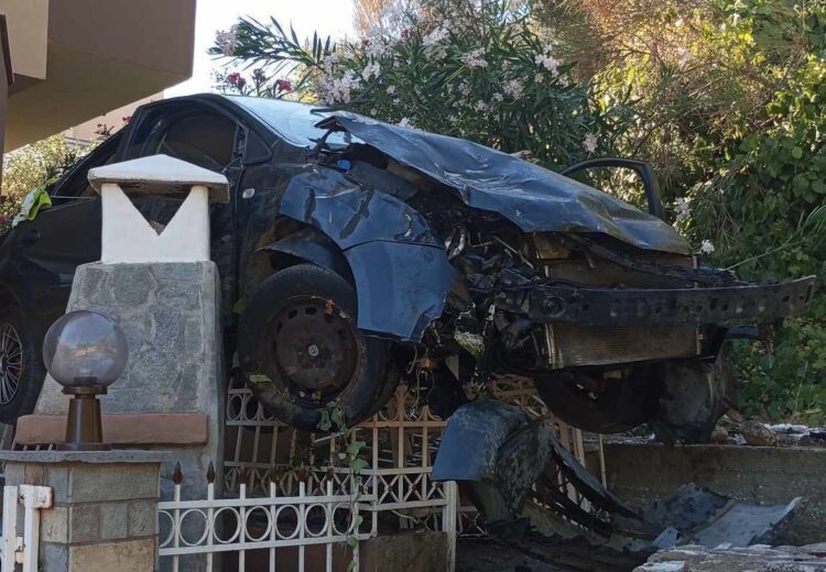 Αυτοκίνητο «προσγειώθηκε» σε αυλή σπιτιού