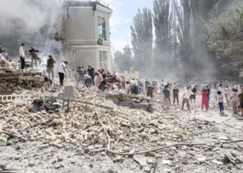 Ουκρανία: Δέκα νεκροί και δεκάδες τραυματίες από πυραυλική επίθεση