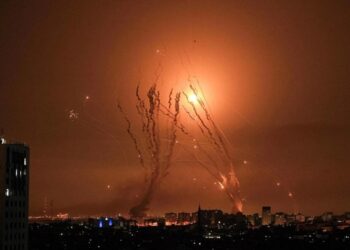 Επίθεση στο Ισραήλ με ρουκέτες: Τουλάχιστον 10 νεκροί – Ετοιμάζει απάντηση ο IDF