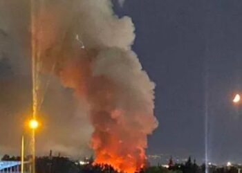 Φωτιά με εκρήξεις στο πρώην Στρατόπεδο Καρατάσου…(video)