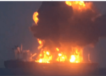 Τρεις πυρκαγιές  σε εξέλιξη στο ελληνόκτητο πλοίο …Που χτυπήθηκε ανοιχτά της Υεμένης (video)