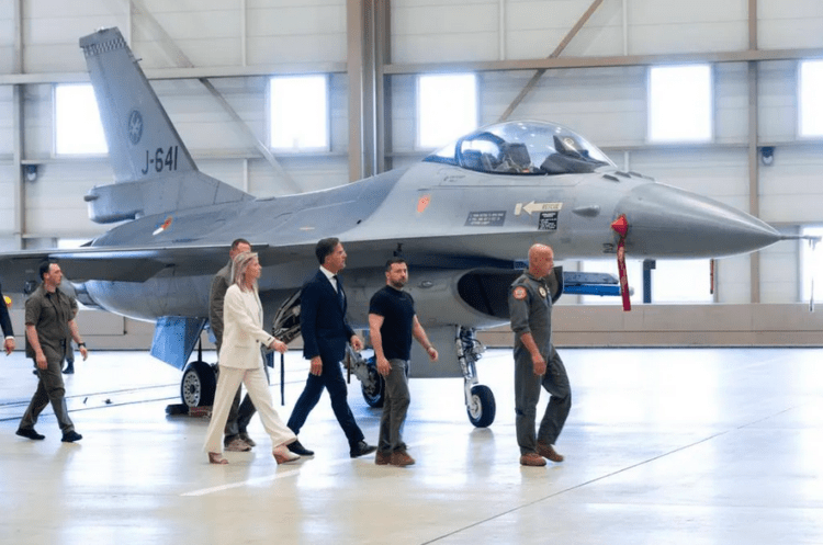 Τα πρώτα μαχητικά αεροσκάφη πολλαπλών ρόλων F-16…Παραδόθηκαν στην Ουκρανία