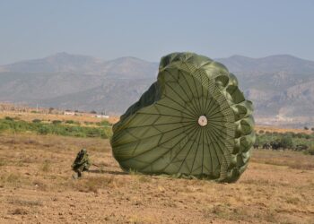 Απονομή Πτυχίων & Διακριτικών Πτερύγων Αλεξιπτωτιστή Στατικού Ιμάντα σε Ευέλπιδες , Σπουδαστές της ΣΣΑΣ και της ΣΜΥ
