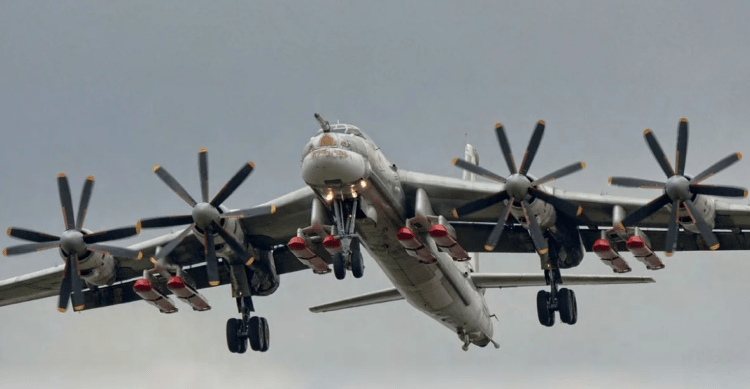 Ρωσικά Τουπόλεφ Tu-95MS στον αέρα…Συναγερμός στην Ουκρανική Αεράμυνα
