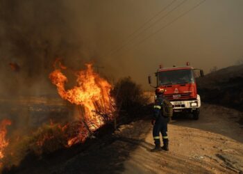 Εύβοια: Βρέθηκε τραυματισμένος ο οδηγός του πυροσβεστικού οχήματος που ανετράπη