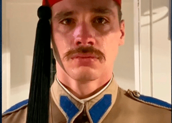 Τα δάκρυα του Εύζωνα στην τελευταία υπηρεσία του …Συγκίνησαν όλη την Ελλάδα