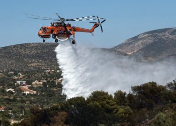 Μεγάλη επιχείρηση της Πυροσβεστικής για τη φωτιά στο νησί της Ρόδο
