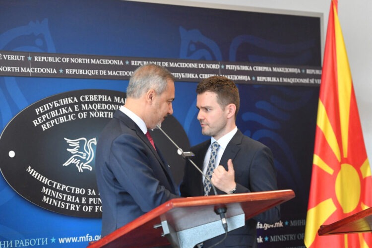 Έντονη η αντίδραση του Σύριζα στην επίσκεψη του Τούρκου ΥΠΕΞ στα Σκόπια