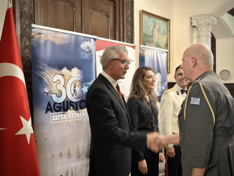 Απίστευτο :Έλληνας υποστράτηγος στη δεξίωση για την Νίκη των Τούρκων