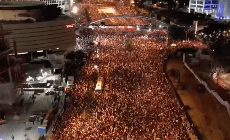 Ισραήλ: Σε απεργιακό κλοιό η χώρα – Χιλιάδες ζητάνε ο Νετανιάχου να υπογράψει τη συμφωνία κατάπαυσης του πυρός