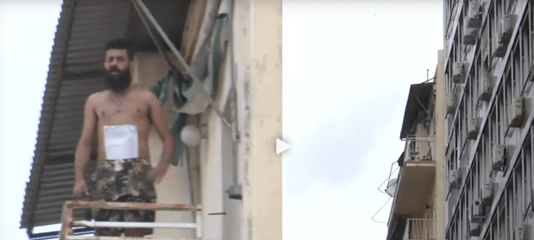 Επέμβαση των ΕΚΑΜ στην πολυκατοικία όπου Παλαιστίνιος απειλούσε να ανατινάξει φιάλη υγραερίου