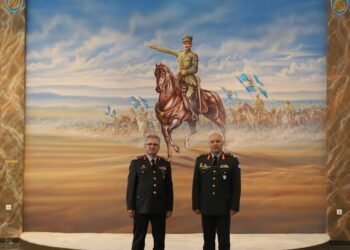 ΜΟΕ: O Τούρκος Στρατηγός Διοικητής της 1ης Στρατιάς Metin Tokel …Στη έδρα της 1ης Στρατιάς των Ελλήνων με φόντο το Στρατηγό Πλαστήρα