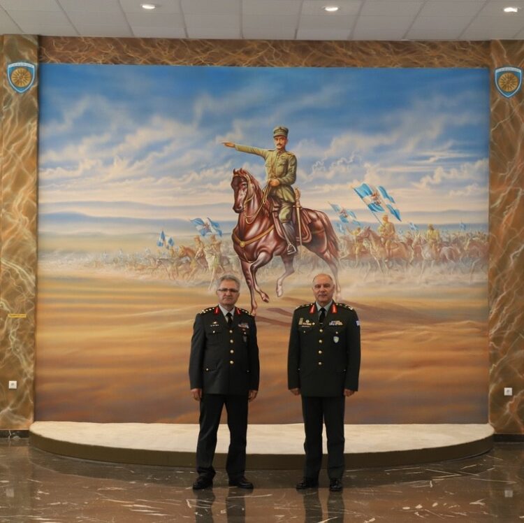 ΜΟΕ: O Τούρκος Στρατηγός Διοικητής της 1ης Στρατιάς Metin Tokel …Στη έδρα της 1ης Στρατιάς των Ελλήνων με φόντο το Στρατηγό Πλαστήρα