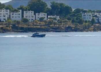 Σκάφος του  Λ/Σ Καταδιώκει μέχρι τα Τουρκικά Παράλια …Τουρκικό Σκάφος ( video