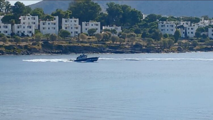 Σκάφος του  Λ/Σ Καταδιώκει μέχρι τα Τουρκικά Παράλια …Τουρκικό Σκάφος ( video