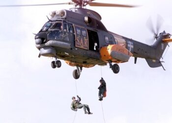 Ε/Π Super Puma της Πολεμικής Αεροπορίας…Διέσωσε 2 ναυαγών δυτικά της ν.Σάμου (video)