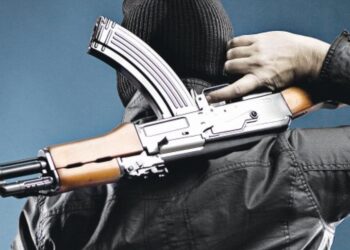 “Γάζωσε” με καλάσνικοφ 2 αυτοκίνητα