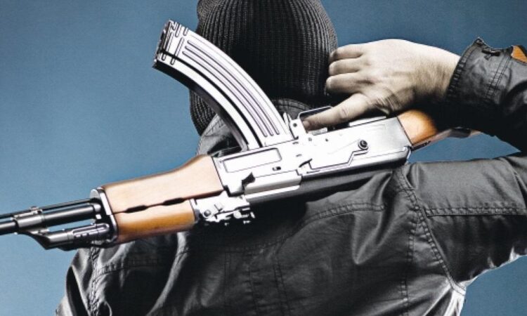 “Γάζωσε” με καλάσνικοφ 2 αυτοκίνητα