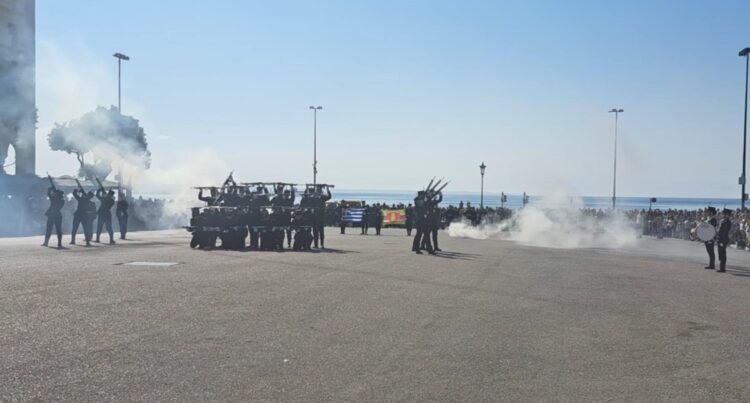 Εντυπωσίασε η Διμοιρία Επιδείξεων της ΣΣΑΣ & οι Μπάντες των Ε.Δ που παιάνισαν στην πλατεία Αριστοτέλους (video)