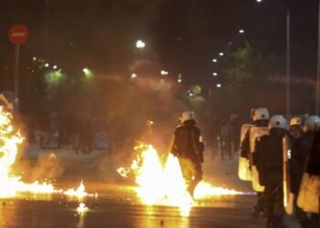 Πέτρες και μολότοφ πέταξαν κουκουλοφόροι…Έξω απο το ΑΠΘ