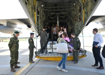 Εικόνες από την άφιξη Ελλήνων πολιτών  από το Λίβανο με  C-130 στην Ελευσίνα