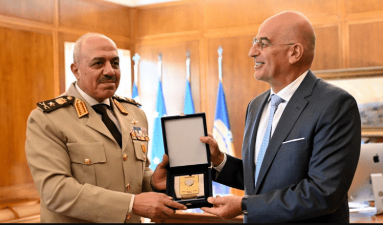 Συνάντηση Δένδια με τον αρχηγό του Γενικού Επιτελείου των Ενόπλων Δυνάμεων της Αιγύπτου