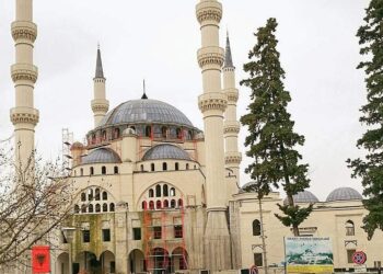 Ο Ερντογάν εγκαινιάζει το μεγαλύτερο τζαμί των Βαλκανίων στα  …Τίρανα!!