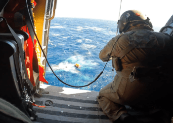 Διάσωση ναυαγών από ελικόπτερο S70B του ΠΝ (vid)