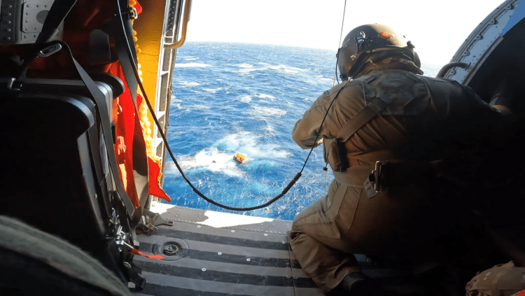Διάσωση ναυαγών από ελικόπτερο S70B του ΠΝ (vid)