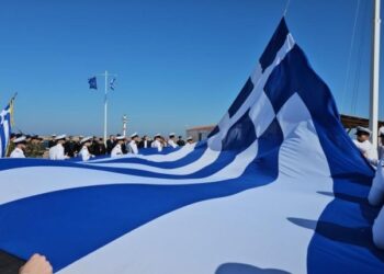 28η Οκτωβρίου: Υψώθηκε και φέτος η τεράστια γαλανόλευκη στο λιμάνι της Χίου