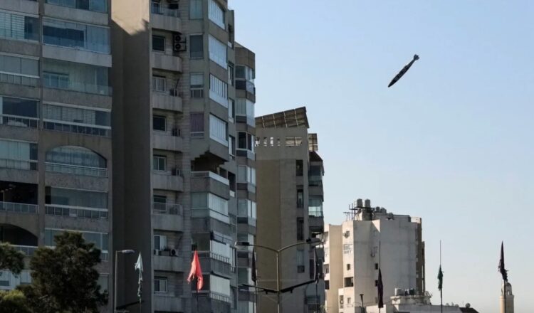 Καρέ-καρέ η ισοπέδωση πολυκατοικίας στη Δαμασκό