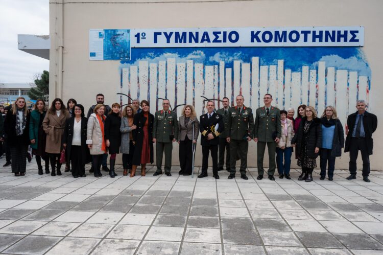 Το Υπουργείο Εθνικής Άμυνας δώρισε τεχνολογικό εξοπλισμό σε σχολεία της Θράκης