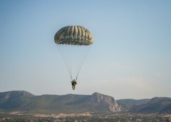 Άλμα στατικού ιμάντα από τον Α/ΓΕΕΘΑ Στρατηγό Χούπη