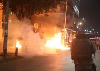 Επίθεση στα ΜΑΤ με Μολότοφ …έξω από το τουρκικό προξενείο