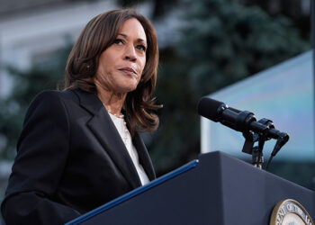 Ακόμη να βγει η Καμάλα να παραδεχθεί την ήττα της …Στο ποτό πνίγει τη πίκρα της;