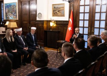 Υποδοχή του Τούρκου ΥΠΕΞ απο τους Τουρκόψυχους της Θράκης στην …Τουρκική Πρεσβεία των Αθηνών!!