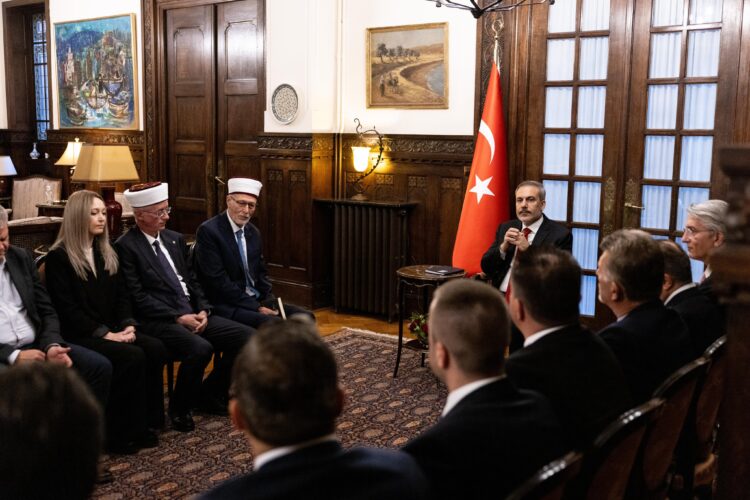 Υποδοχή του Τούρκου ΥΠΕΞ απο τους Τουρκόψυχους της Θράκης στην …Τουρκική Πρεσβεία των Αθηνών!!