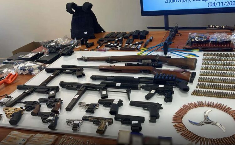Δυτική Αττική: Κατασχέθηκε μεγάλος αριθμός όπλων και εκρηκτικών υλών – Πέντε συλλήψεις