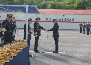 Επίδοση Ξιφών σε Αξιωματικούς Ειδικοτήτων του Π.Ν., παρουσία Α/ΓΕΝ