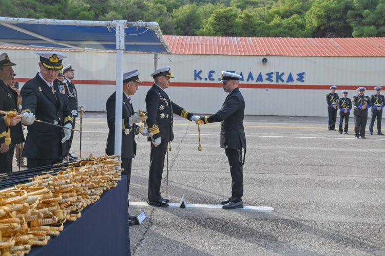 Επίδοση Ξιφών σε Αξιωματικούς Ειδικοτήτων του Π.Ν., παρουσία Α/ΓΕΝ