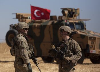 Γκιουλέρ:  Η Άγκυρα μπορεί να προσφέρει στρατιωτική βοήθεια στη Συρία