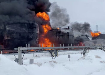 Επίθεση UAVs των Ουκρανών προκαλεί  Πυρκαγιά στη “Γιάρτσεβα» (video)