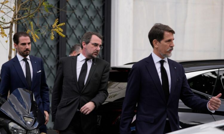 «De Grecia» το επίθετο των μελών …Της τέως βασιλικής οικογένειας