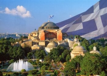 Σπουδαστές της Σχολής Ικάρων άνοιξαν ελληνικές σημαίες κοντά στην Αγιά Σοφιά και συνελήφθησαν