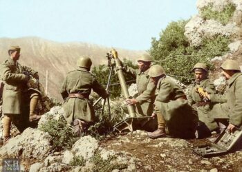 Οι Ελληνικές δυνάμεις μπαίνουν στο λιμάνι των Αγίων Σαράντα, στη Βόρειο Ήπειρο